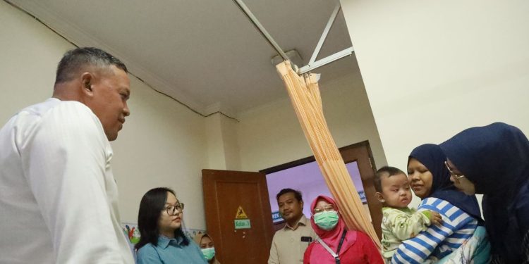 Usai Sidak Puskesmas, Wali Kota Bekasi Jenguk Bayi Korban Obat Kadaluwarsa di RSUD CAM.