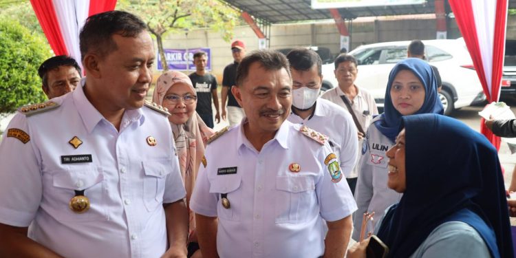 Wali Kota Bekasi Tri Adhianto dan Wawali Harris Bobihoe Datang Bareng Tinjau Program Pemutihan Pajak Kendaraan