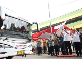 Wali Kota Tri Adhianto Dan Wawali Harris Bobihoe Berangkatkan Peserta Mudik Gratis