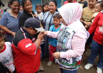Istri Wali Kota Bekasi, Wiwiek Hargono Ajak Para Anak Anak Hutan Bambu Untuk Aktif Sekolah Lagi