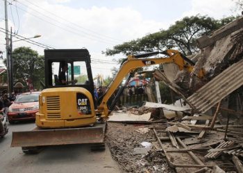 PemProv Jawa Barat membongkar bangunan liar di Kampung Gabus Bekasi.