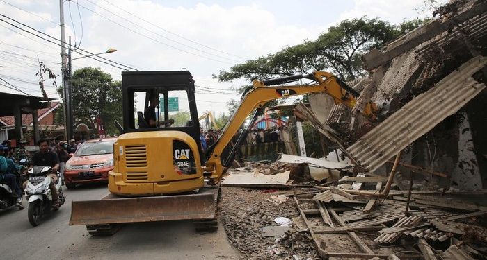 PemProv Jawa Barat membongkar bangunan liar di Kampung Gabus Bekasi.