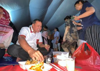 SEHARIAN DI PENGUNGSIAN, WALIKOTA BEKASI BERBUKA PUASA BERSAMA WARGA