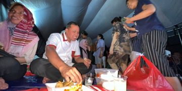 SEHARIAN DI PENGUNGSIAN, WALIKOTA BEKASI BERBUKA PUASA BERSAMA WARGA