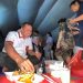 SEHARIAN DI PENGUNGSIAN, WALIKOTA BEKASI BERBUKA PUASA BERSAMA WARGA