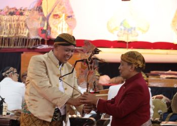 Wali Kota Bekasi Apresiasi Pagelaran Wayang Kulit Modern Bersama Ki Gunarto Gunotalijendro