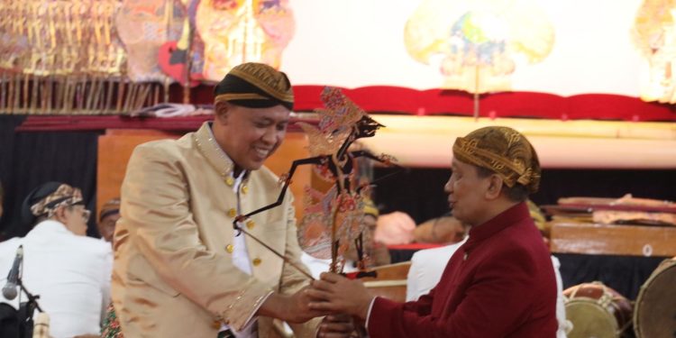 Wali Kota Bekasi Apresiasi Pagelaran Wayang Kulit Modern Bersama Ki Gunarto Gunotalijendro