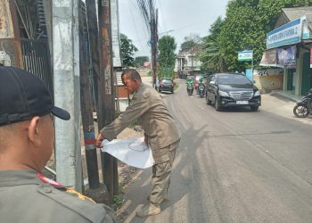 Satpol PP Kota Bekasi Tertibkan Spanduk Liar