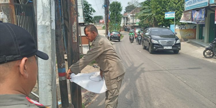 Satpol PP Kota Bekasi Tertibkan Spanduk Liar