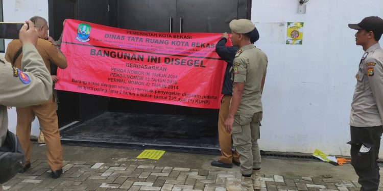 Pemkot Bekasi Segel Bangunan Tak Berizin di Pekayon Jaya