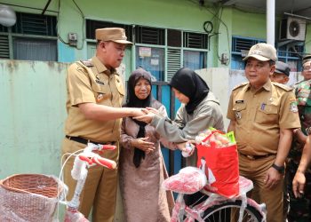 Wali Kota Bekasi Berikan Sepeda Baru untuk Janda Penjual Kue Keliling, Dukung Usaha dan Kesejahteraan Keluarga