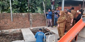 Wali Kota Eva Dwiana Tinjau Lokasi Banjir Di Kelurahan Campang Jaya