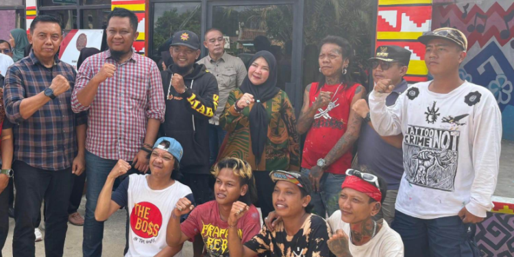 Eva Dwiana Beri Hadiah Umroh untuk Enam Seniman Mural: Apresiasi untuk Anak Jalanan yang Ubah Kota Lewat Seni