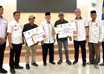 Bupati Pesawaran Serahkan Bantuan Bedah Rumah Layak Sehat dari Baznas untuk Masyarakat Kurang Mampu