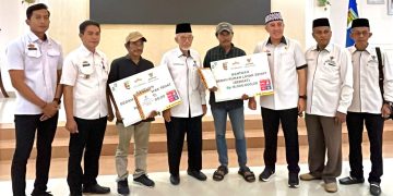 Bupati Pesawaran Serahkan Bantuan Bedah Rumah Layak Sehat dari Baznas untuk Masyarakat Kurang Mampu