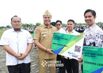 Penuhi Janji Politik, Wakil Bupati Batu Bara Serahkan Kartu BPJS Ketenagakerjaan Bagi Guru Non ASN