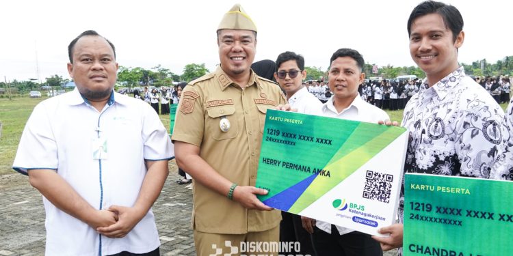 Penuhi Janji Politik, Wakil Bupati Batu Bara Serahkan Kartu BPJS Ketenagakerjaan Bagi Guru Non ASN