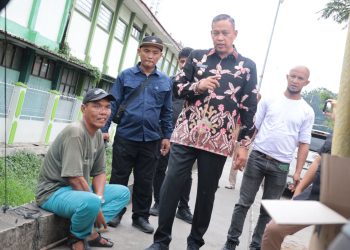 Bangunan Liar Dibongkar, Pedagang Ditertibkan: Tri Adhianto Tinjau Langsung Pengerukan Kali Teluk Pucung