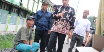 Bangunan Liar Dibongkar, Pedagang Ditertibkan: Tri Adhianto Tinjau Langsung Pengerukan Kali Teluk Pucung