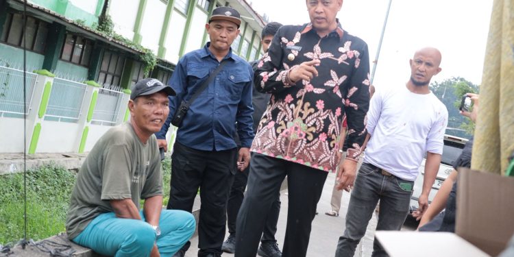 Bangunan Liar Dibongkar, Pedagang Ditertibkan: Tri Adhianto Tinjau Langsung Pengerukan Kali Teluk Pucung