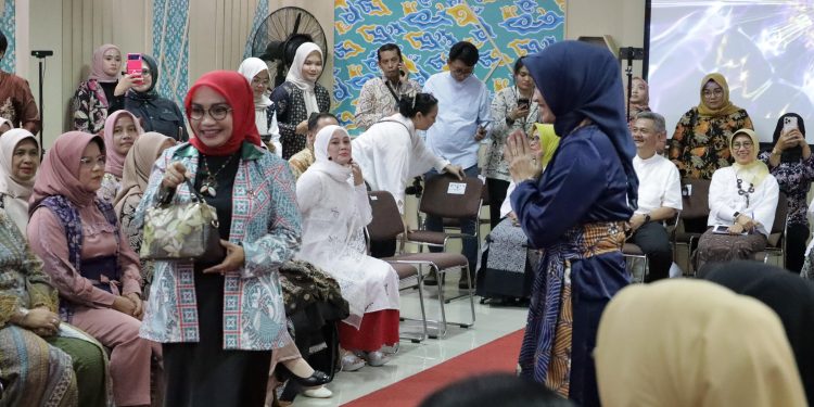 Hadiri Musda Dekranasda Se-Jawa Barat, Ketua Dekranasda Kota Bekasi Kenakan Pakaian Hasil Produk Kerajinan Kota Bekasi