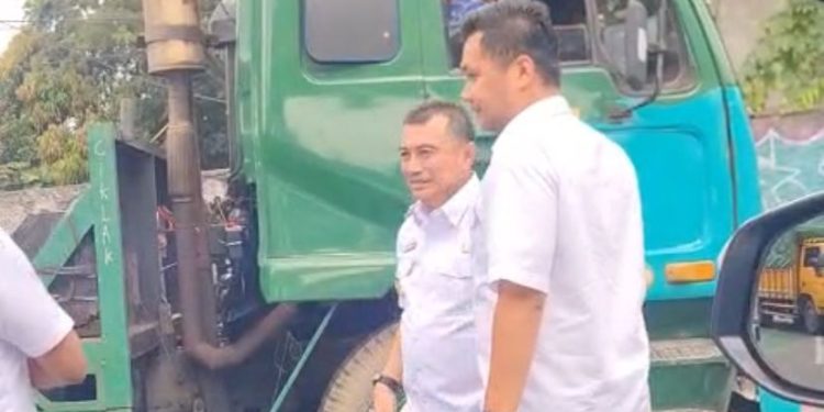 Wawali Harris Turun Dari Mobil Tegur Supir Kontainer Buang Sampah Sembarangan