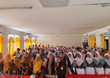 Hijaukan Sekolah, SMPN 35 Kota Bekasi Gelar Pelatihan Pembuatan Kompos Bersama DLH