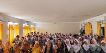 Hijaukan Sekolah, SMPN 35 Kota Bekasi Gelar Pelatihan Pembuatan Kompos Bersama DLH