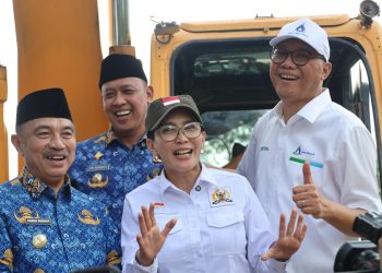 Wali Kota Bekasi Pimpin Upacara Harkitnas ke-117 dan Tinjau Pengerukan Sungai di Medan Satria