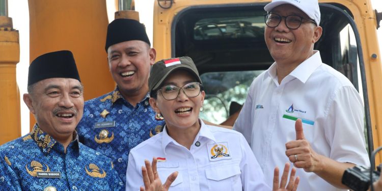 Wali Kota Bekasi Pimpin Upacara Harkitnas ke-117 dan Tinjau Pengerukan Sungai di Medan Satria