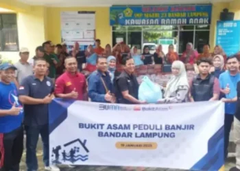 Pemkot – PTBA Kolaborasi Salurkan Sembako Bagi Korban Terdampak Banjir di Bandar Lampung