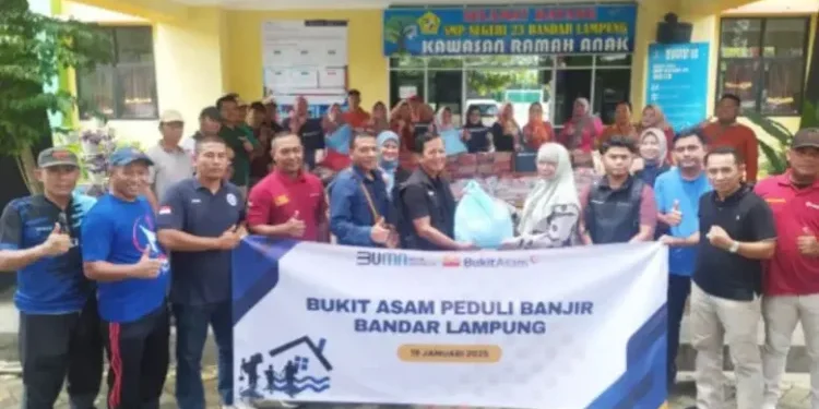 Pemkot – PTBA Kolaborasi Salurkan Sembako Bagi Korban Terdampak Banjir di Bandar Lampung