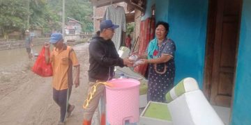 Pemkot Bandar Lampung Bagikan Nasi dan Air Mineral Ke Korban Terdampak Banjir