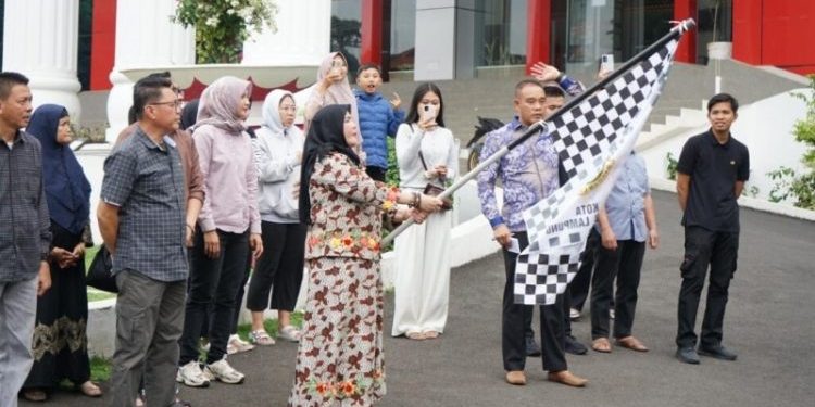 Wali Kota Eva Dwiana Lepas Keberangkatan Ratusan Peserta Wisata Rohani ke Masjid Raya Al-Jabbar