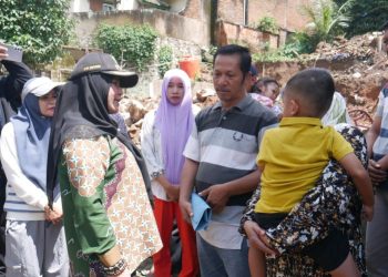 Wali Kota Eva Dwiana Bantu Keluarga Korban Longsor di Gedong Air