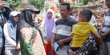 Wali Kota Eva Dwiana Bantu Keluarga Korban Longsor di Gedong Air