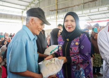 Jelang Akhirnya Ramadan, Wali Kota Eva Dwiana dan Baznas salurkan Bantuan Beras untuk Warga Bandar Lampung