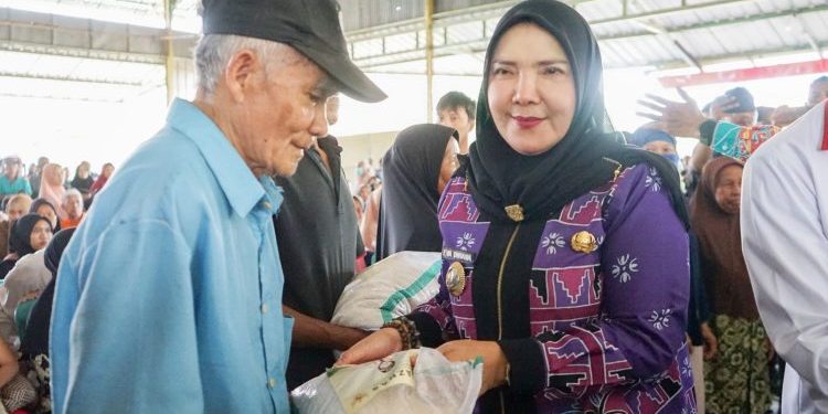 Jelang Akhirnya Ramadan, Wali Kota Eva Dwiana dan Baznas salurkan Bantuan Beras untuk Warga Bandar Lampung