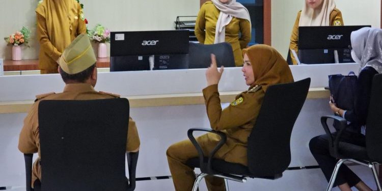 Hari Pertama Kerja, Wali Kota Eva Dwiana Sidak Sejumlah OPD dan MPP Bandar Lampung