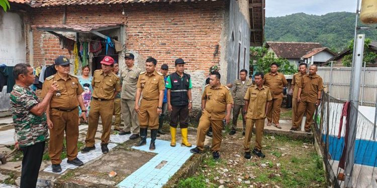 Pemkot Bandar Lampung Tertibkan 10 Bangunan Semipermanen di Atas Sungai