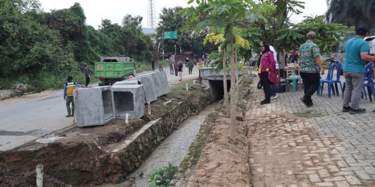 Wali Kota Eva Dwiana Pantau Pemasangan Box Culvert di Sukabumi