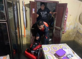 Pemkot Bandar Lampung Bantu Warga Bersihkan Lumpur Sisa Banjir