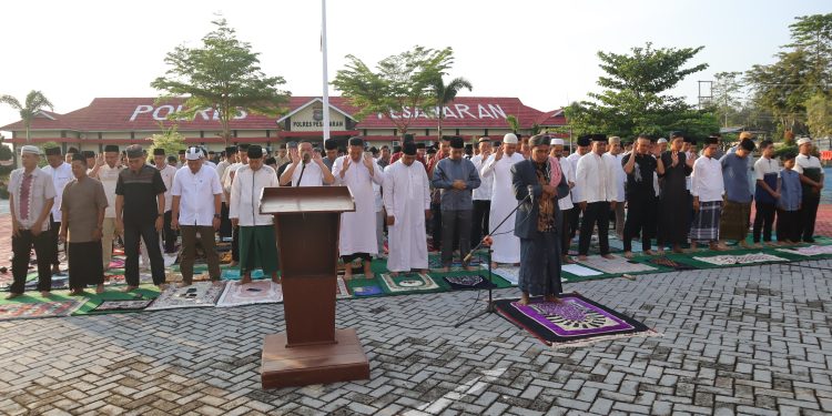Polres Pesawaran Gelar Sholat Idul Adha 1446 H Bersama Masyarakat, Wujudkan Harmoni dan Kebersamaan