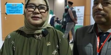 Ina Ammania Jemput Kepulangan Jamaah Haji Asal Situbondo, Bondowoso, Banyuwangi, dan Madura di Surabaya