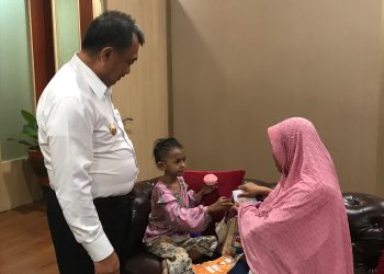 Seorang Ibu Menangis Sampaikan Kondisi Kesehatan Anaknya ke Wawali Abdul Harris Bobihoe