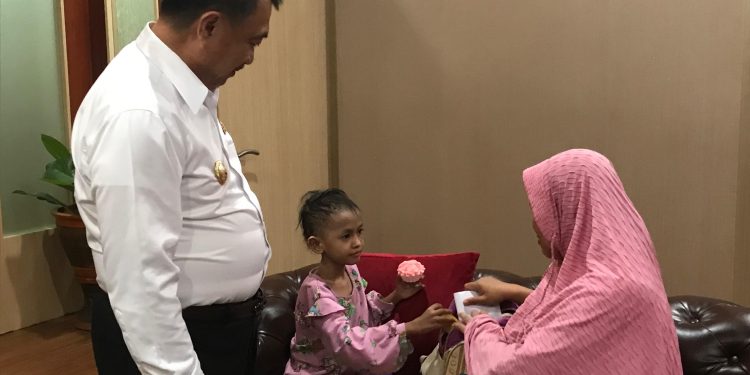 Seorang Ibu Menangis Sampaikan Kondisi Kesehatan Anaknya ke Wawali Abdul Harris Bobihoe