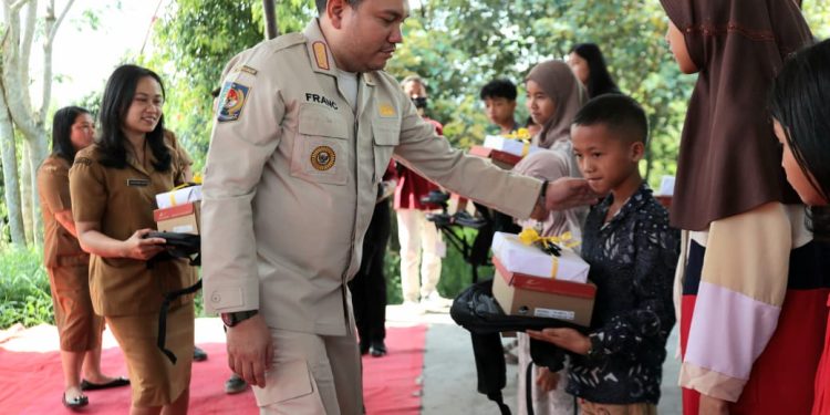 Bupati Pakpak Bharat bagikan paket bansos bagi anak yatim dan anak terlantar Serta Serahkan JKM