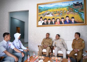 Bupati Pakpak Bharat undang 2 putra putri terbaik yang akan berangkat mengikuti pelatihan paskibraka di provinsi Sumut