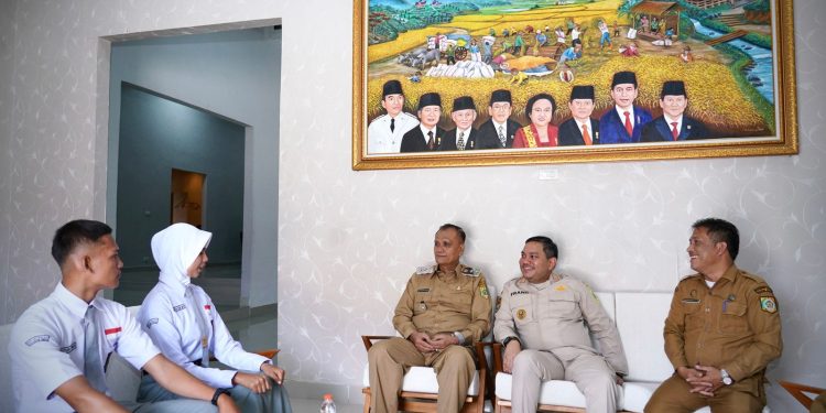 Bupati Pakpak Bharat undang 2 putra putri terbaik yang akan berangkat mengikuti pelatihan paskibraka di provinsi Sumut