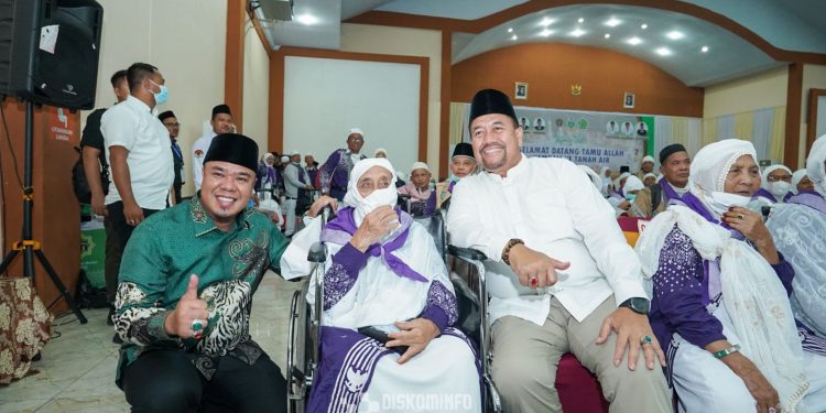 Suasana Haru, Bupati Batu Bara Sambut Kepulangan Jemaah Haji Batu Bara